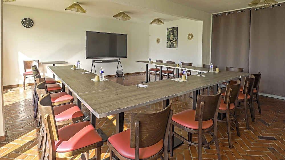 HOTEL LA BELLE POULE 32/44