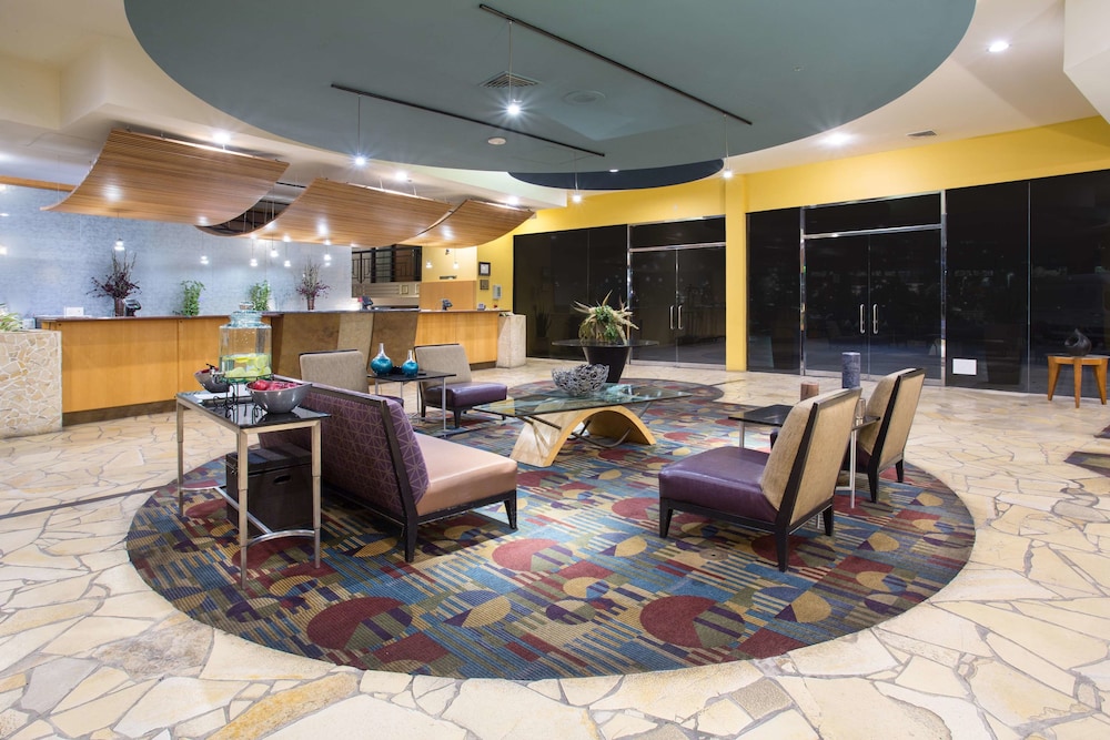 Embassy Suites by Hilton Phoenix Biltmore 28/45