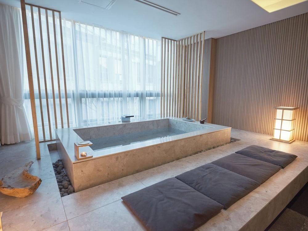 UH Suite The Myeongdong 16/52