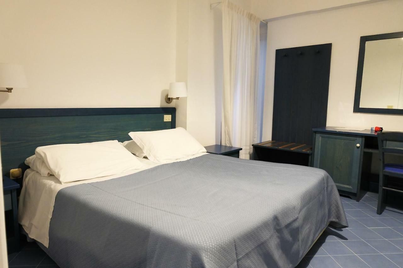 ROOM, SINGLE