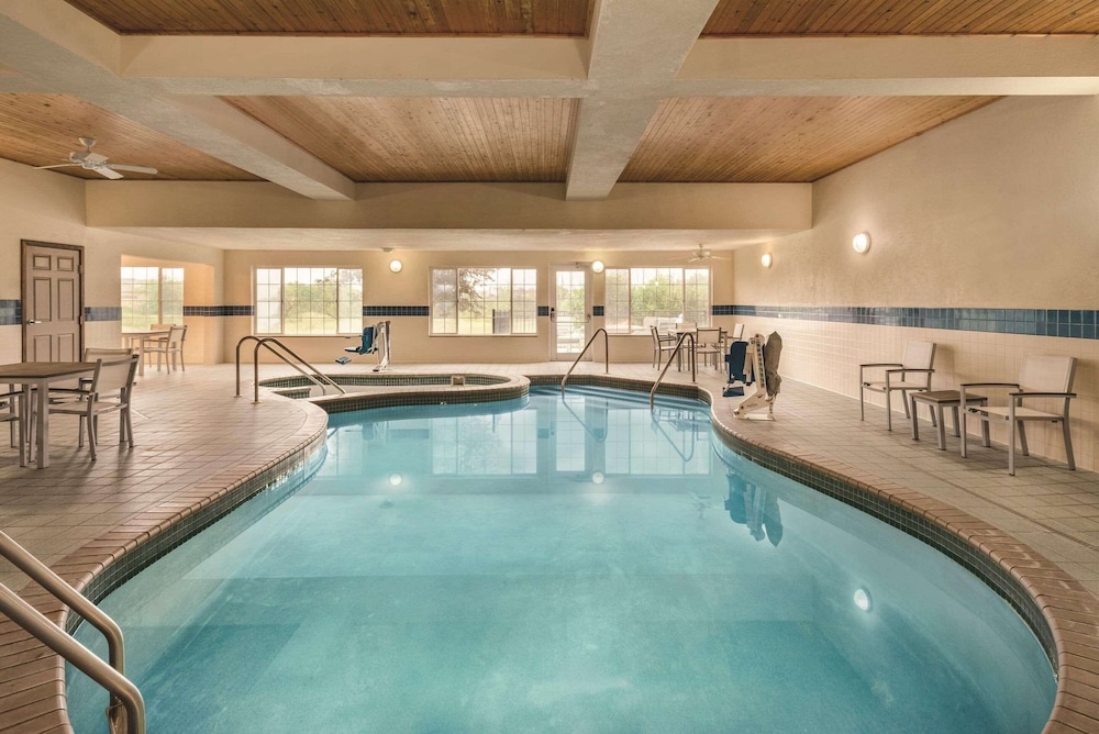 Country Inn Suites By Radisson West Bend Wi 32/58