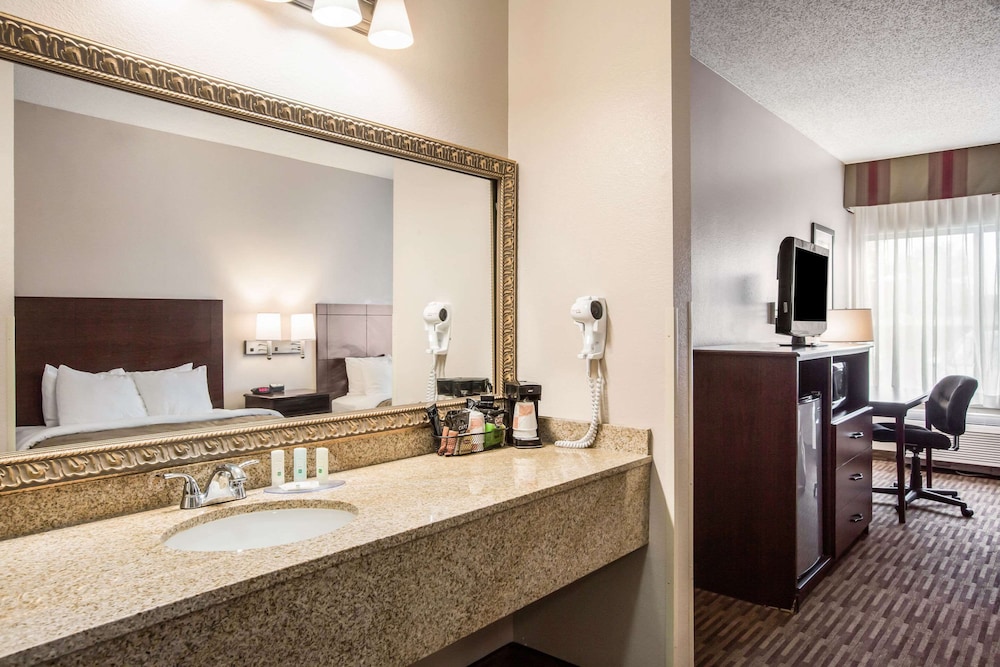 Quality Inn & Suites Lawrence - University Area 37/39