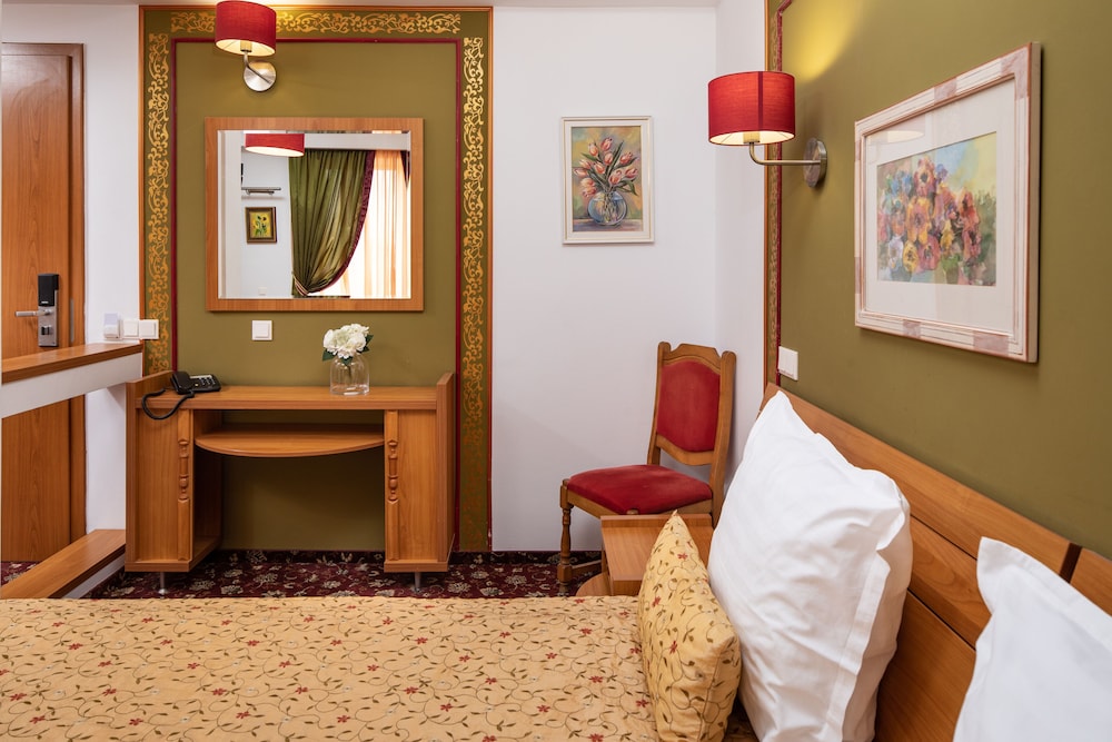Grand Hotel 48/57