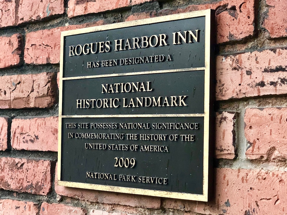Rogues Harbor Inn 28/50