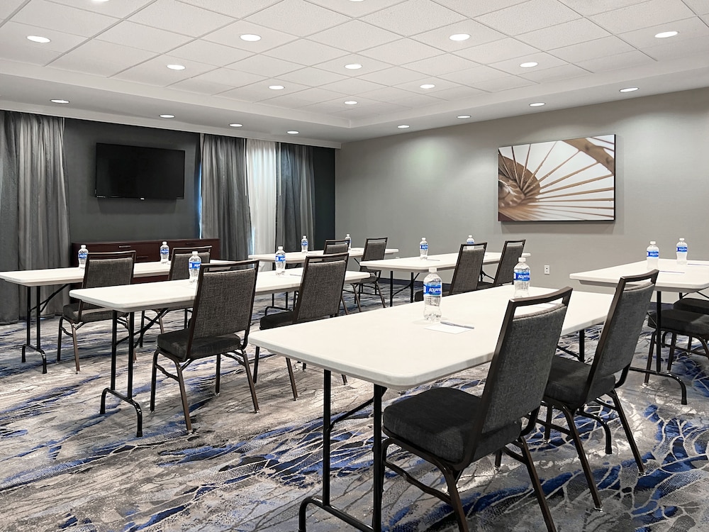 Fairfield Inn and Suites Rogers 50/56