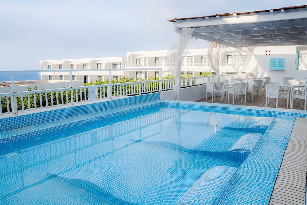 Beach Club Aparthotel 18/40