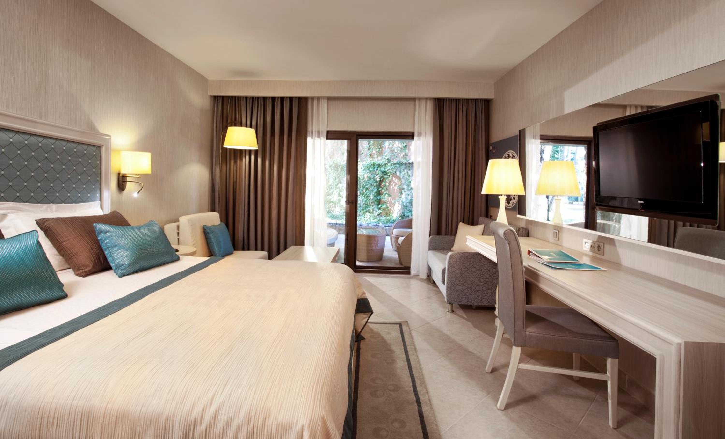 DELUXE ROOM