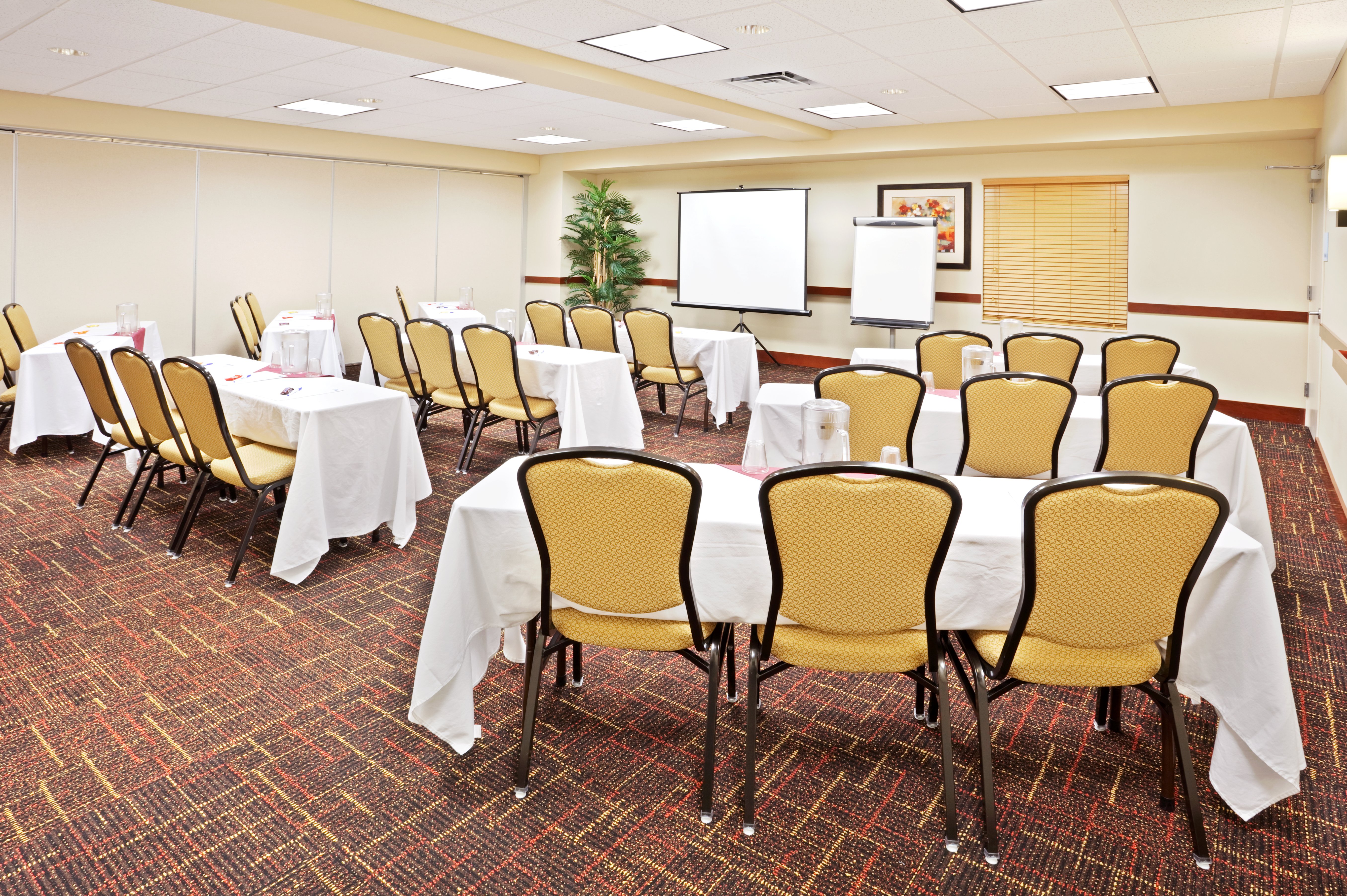 Holiday Inn Express Hotel and Suites Chehalis-Centralia 60/67