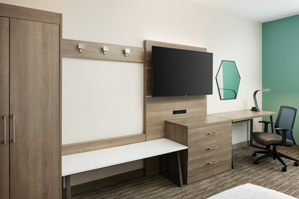 Holiday Inn Express & Suites Gulf Breeze Pensacola Area 47/52