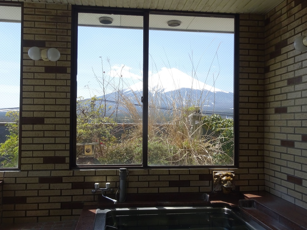 Kawaguchiko Station Inn 31/63