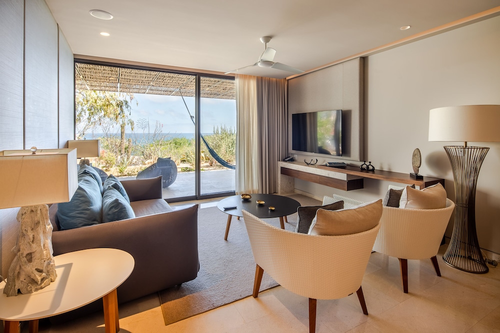 The Club at Solaz Luxury Villas 50/70