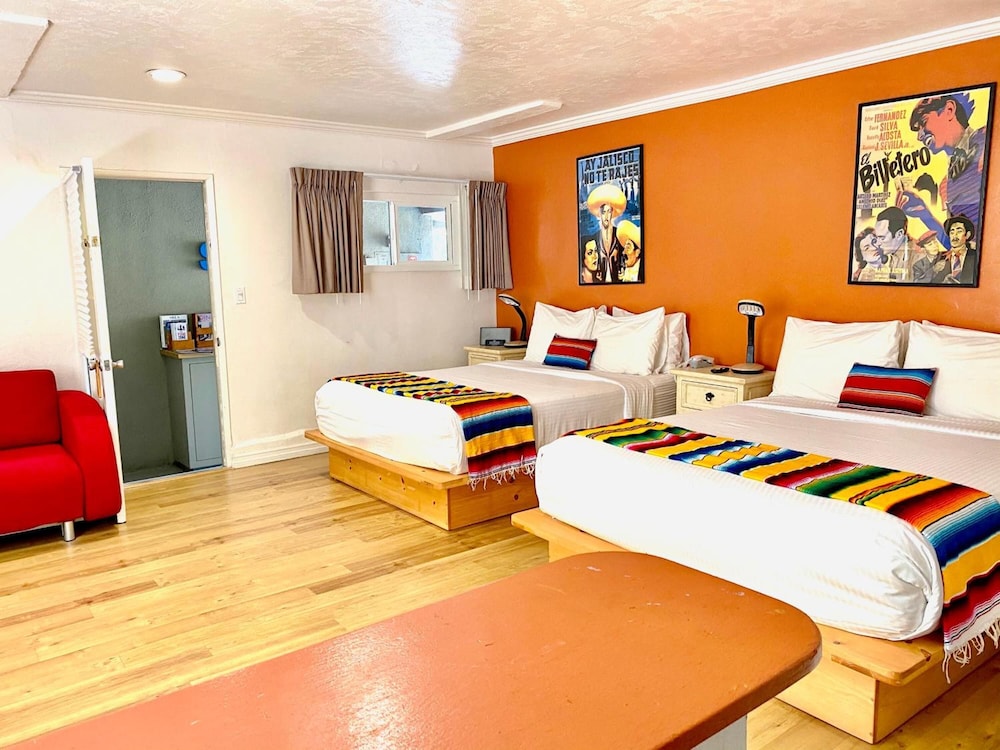 DELUXE, SUITE, 2 DOUBLE BEDS