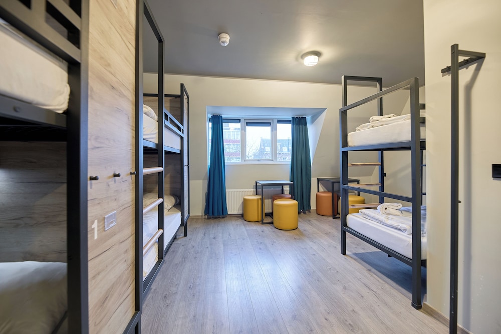 ROOM, 8 BEDS, 4 BUNK BEDS
