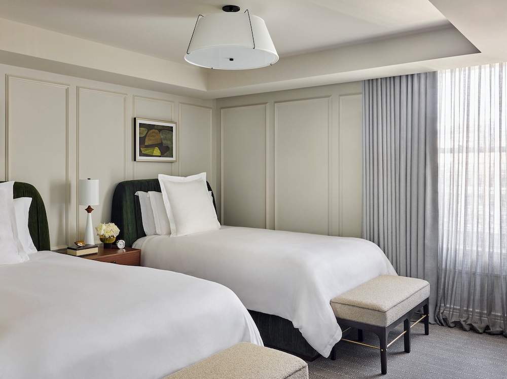 SUPERIOR, 2 DOUBLE BEDS, CITY VIEW