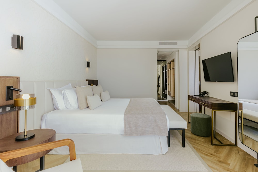 Golden Coast Beach Hotel 11/50