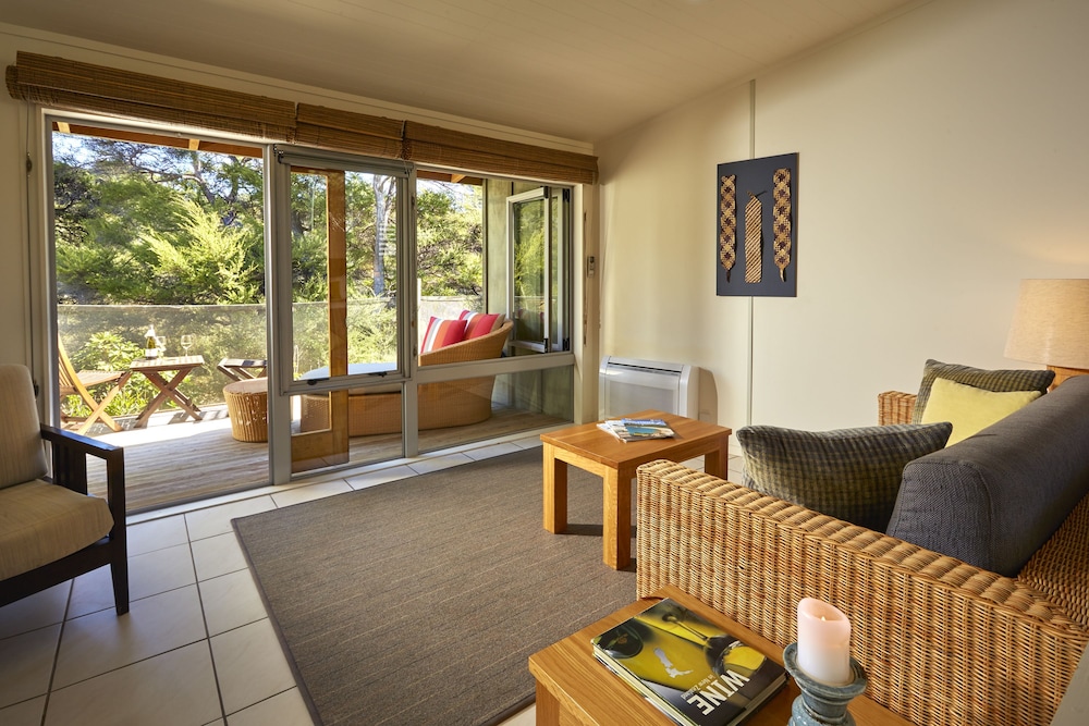Awaroa Lodge 25/50