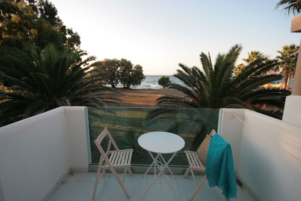 Irina Beach Hotel 64/68