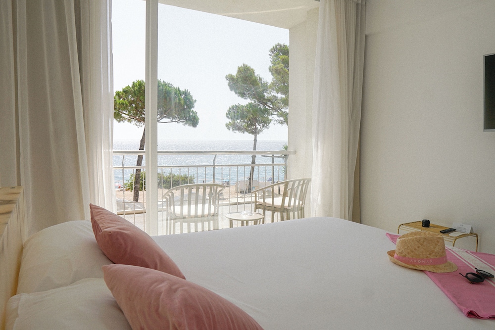 Room, Queen Bed, Sea Front, Balcony، Hotel Aromar 3/6