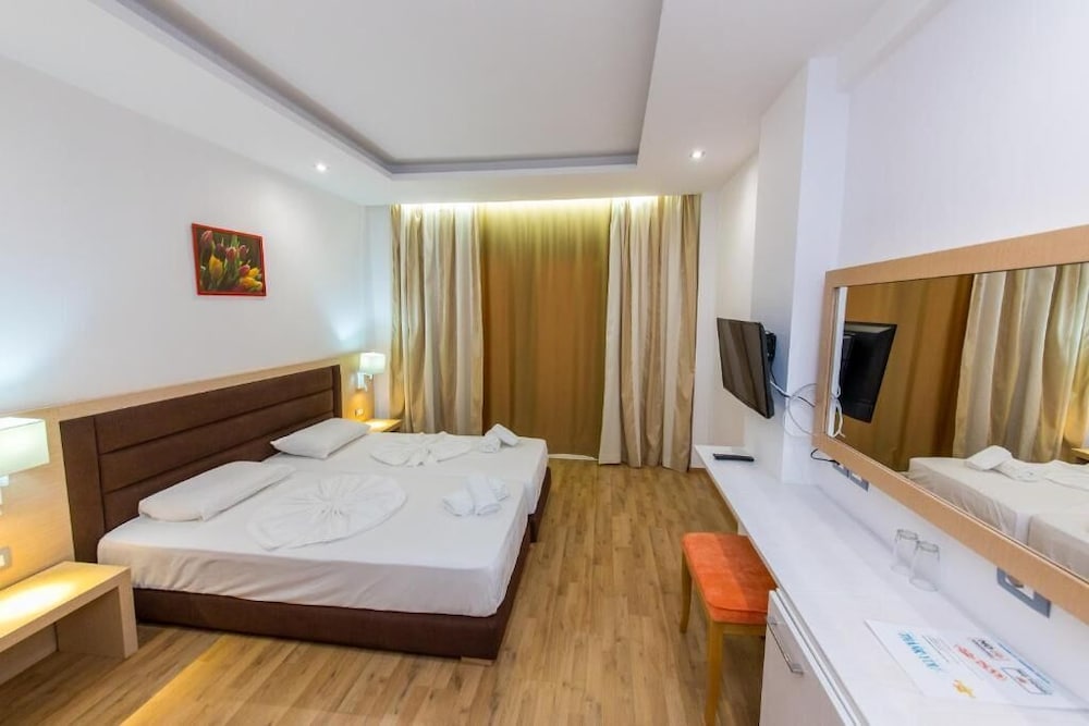 ROOM, DOUBLE OR TWIN BED, BALCONY