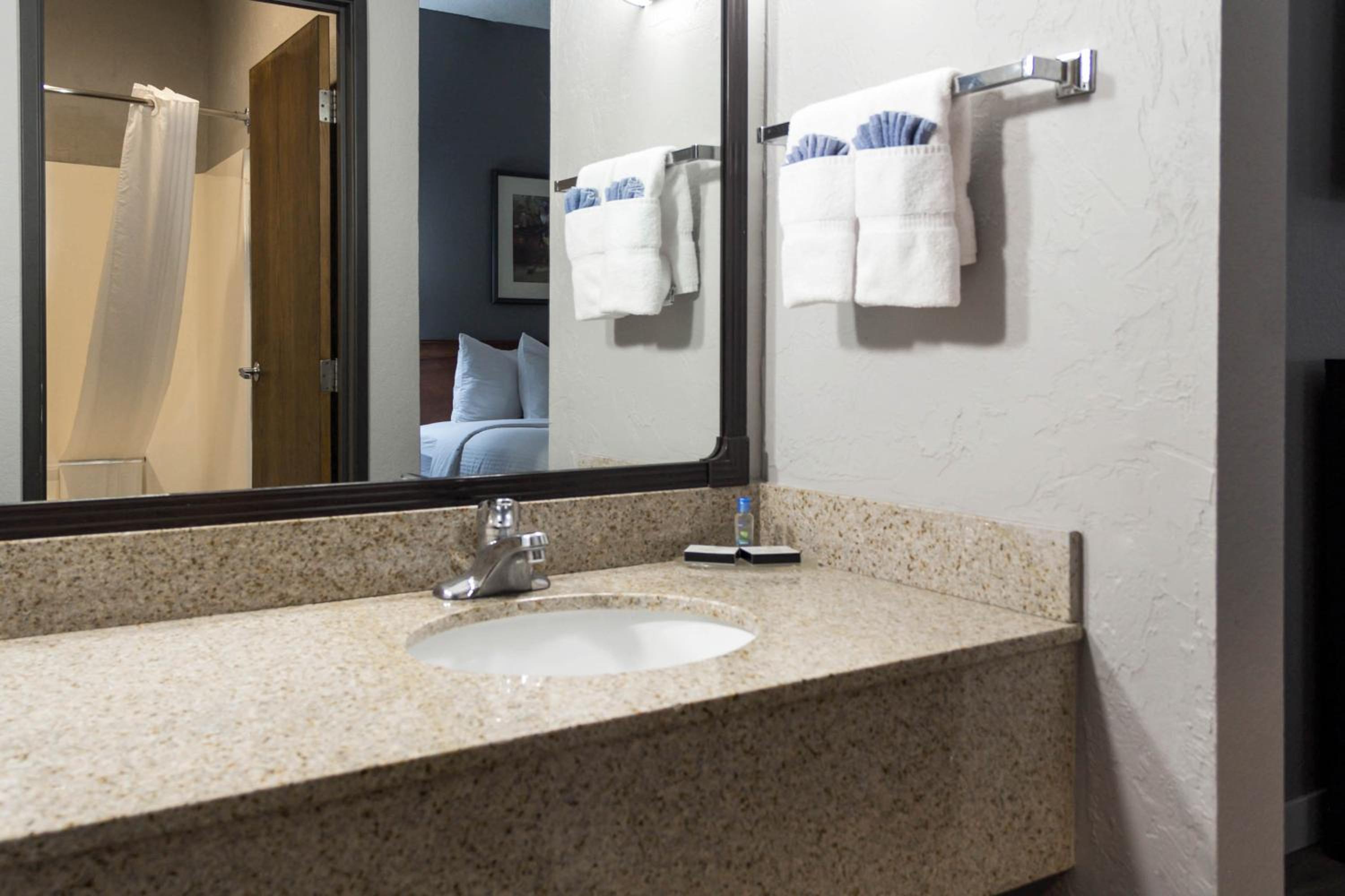غرفة بسرير كينج، New Victorian Inn Suites Sioux City 7/10
