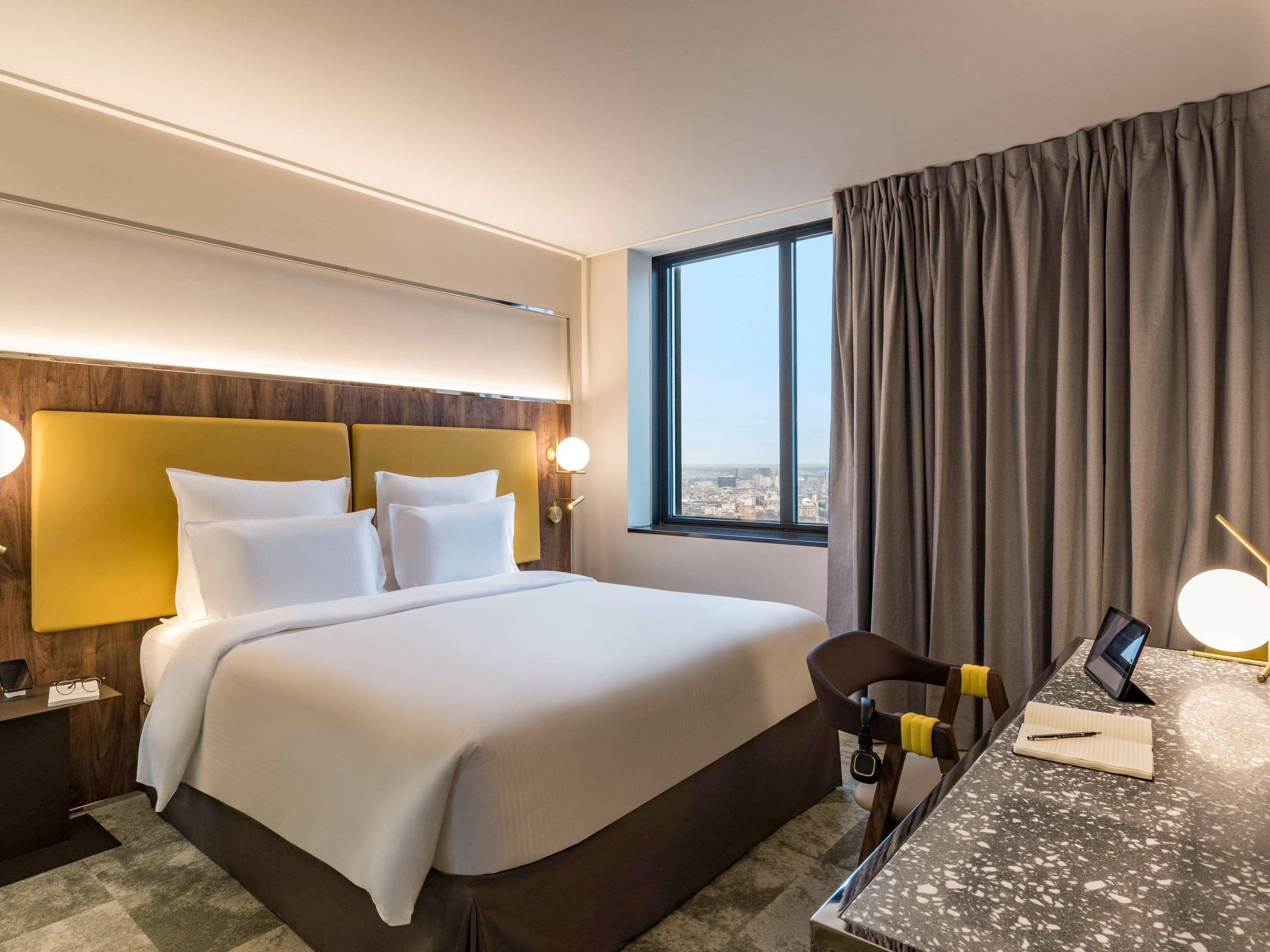 DELUXE, QUEEN BED, CITY VIEW