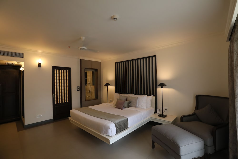 LUXURY, KING BED, POOL VIEW