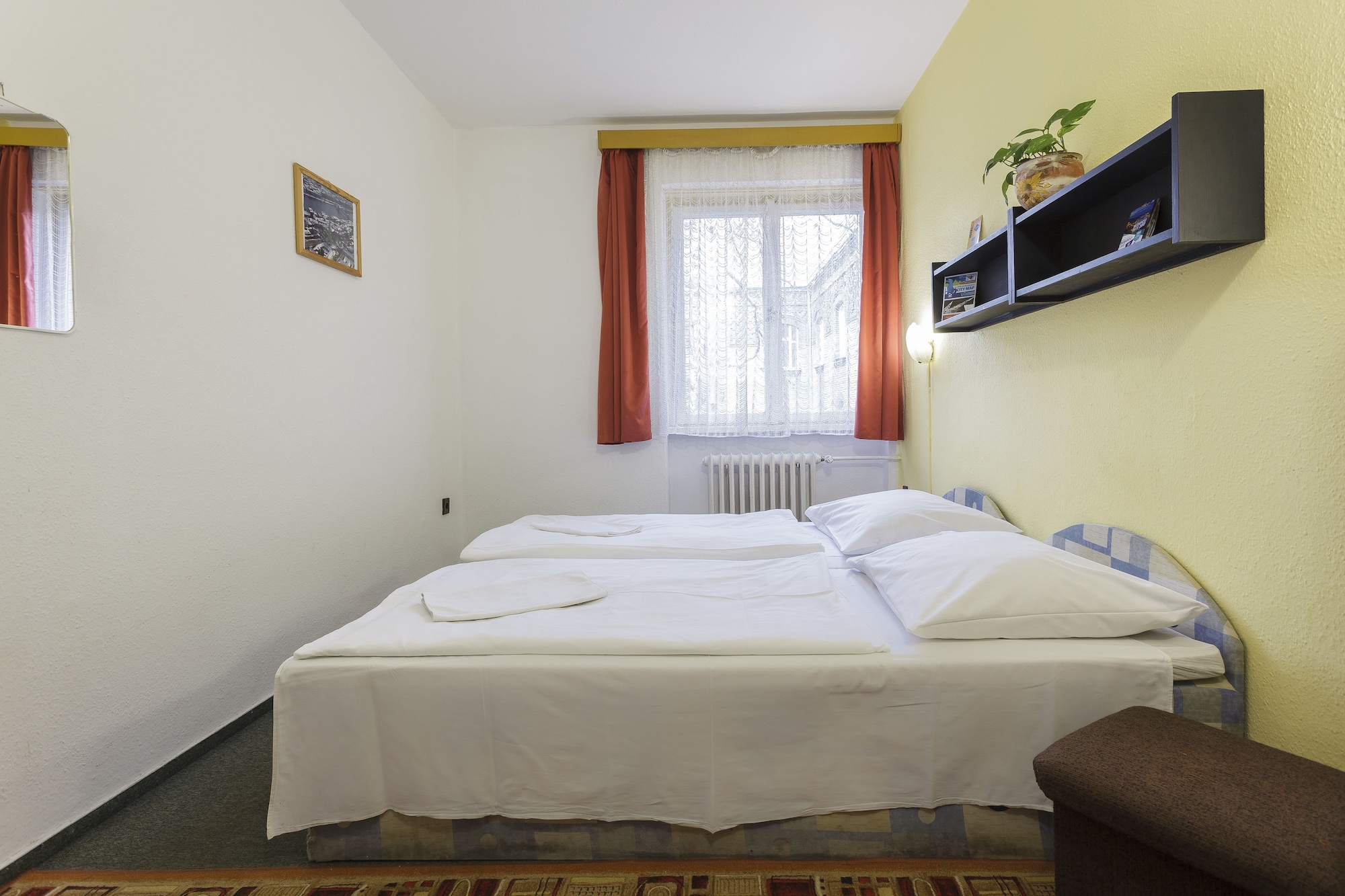 BUDGET, TWIN BEDS