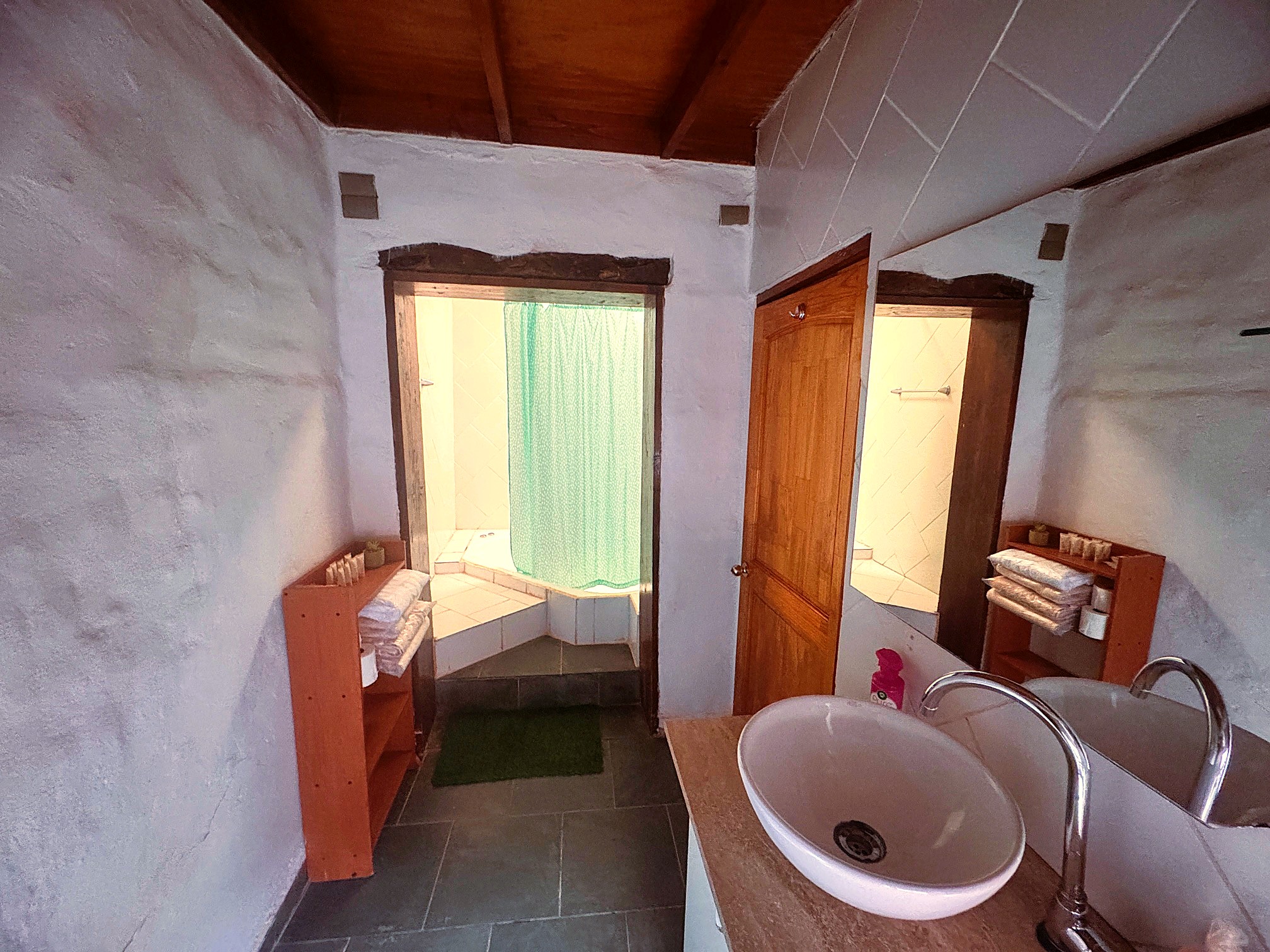 غرفة رباعية ثلاثية بسرير كينج وسرير بطابقين بحمام خاص، Ruka Zen Lodge 9/10