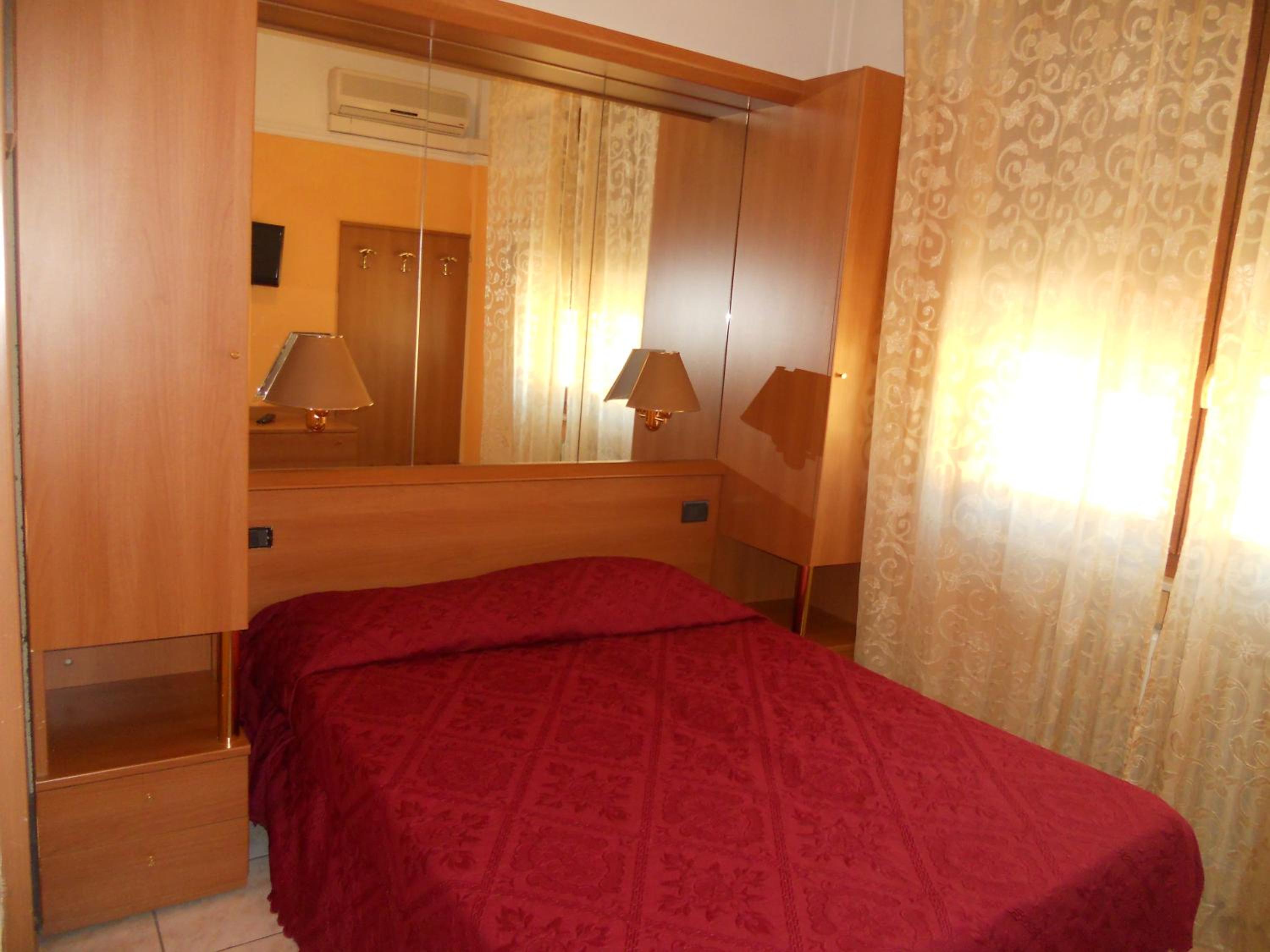 ROOM, SINGLE