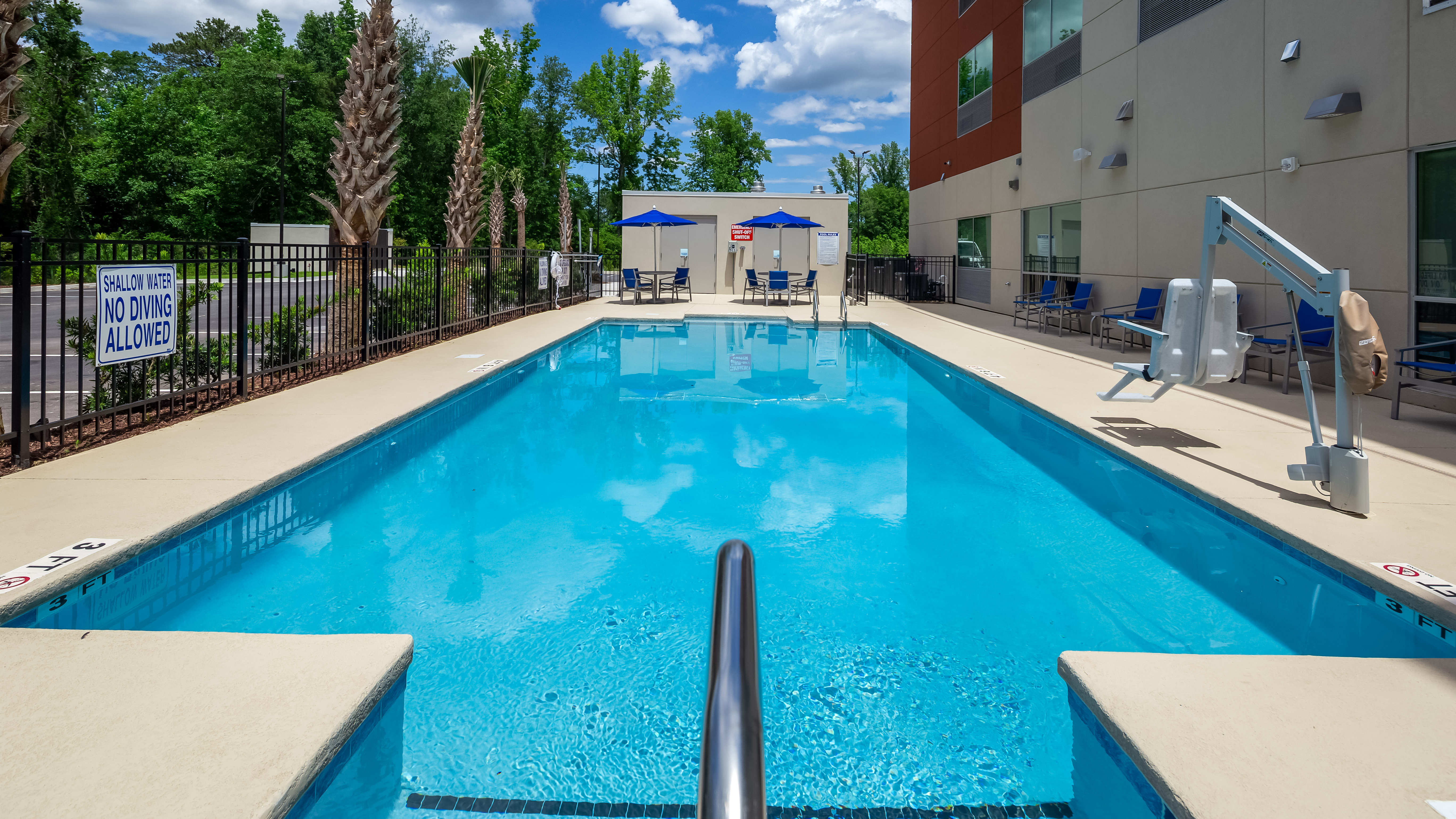 Holiday Inn Express Suites Latta 58/59