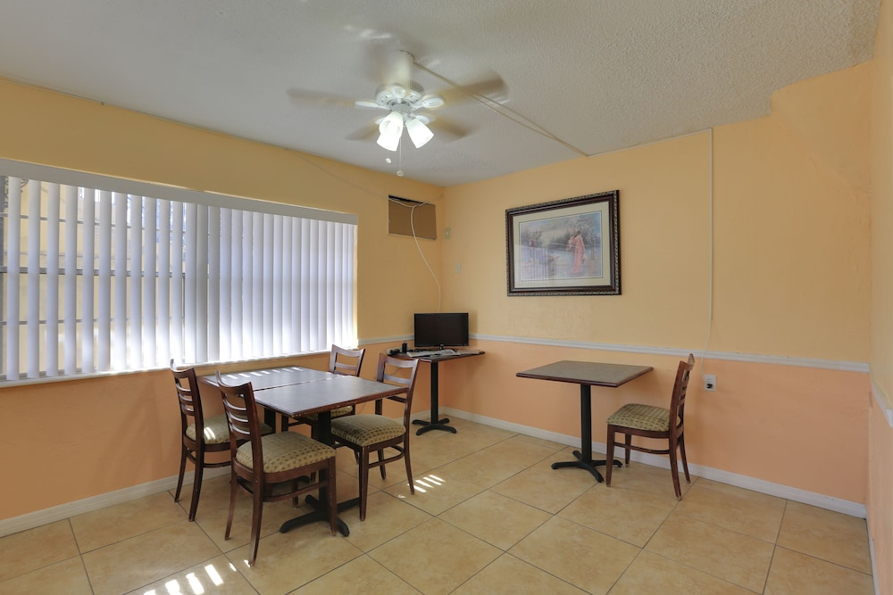 Econo Lodge St. Petersburg Central 37/54