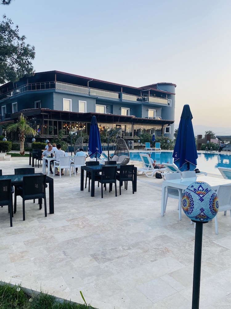 White Heaven Hotel 30/40