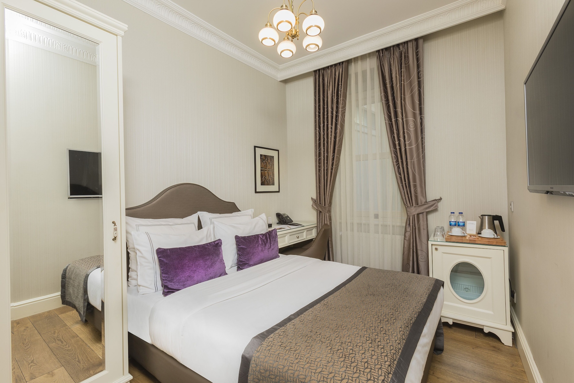 DELUXE, KING BED
