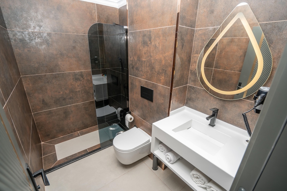216 Ruby Suite 37/43