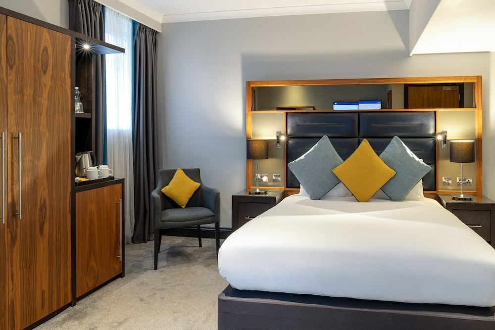 غرفة بسرير مزدوج