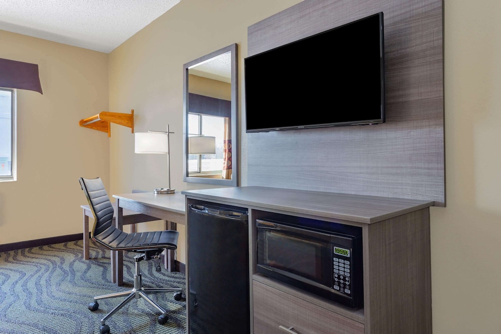 Super 8 by Wyndham Kokomo 37/43