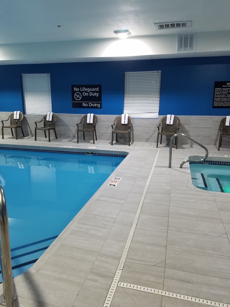 Hampton Inn Kansas City/Blue Springs 17/36