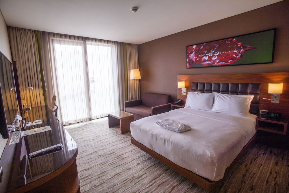 Deluxe, Queen Bed, Bay View