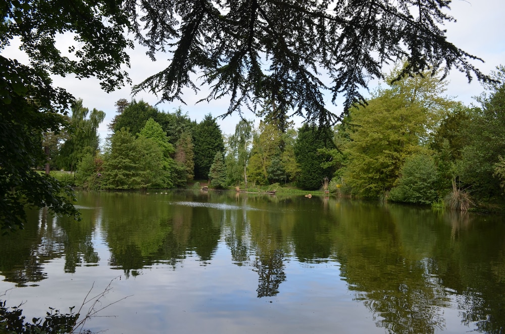 Worplesdon Place Hotel 63/70