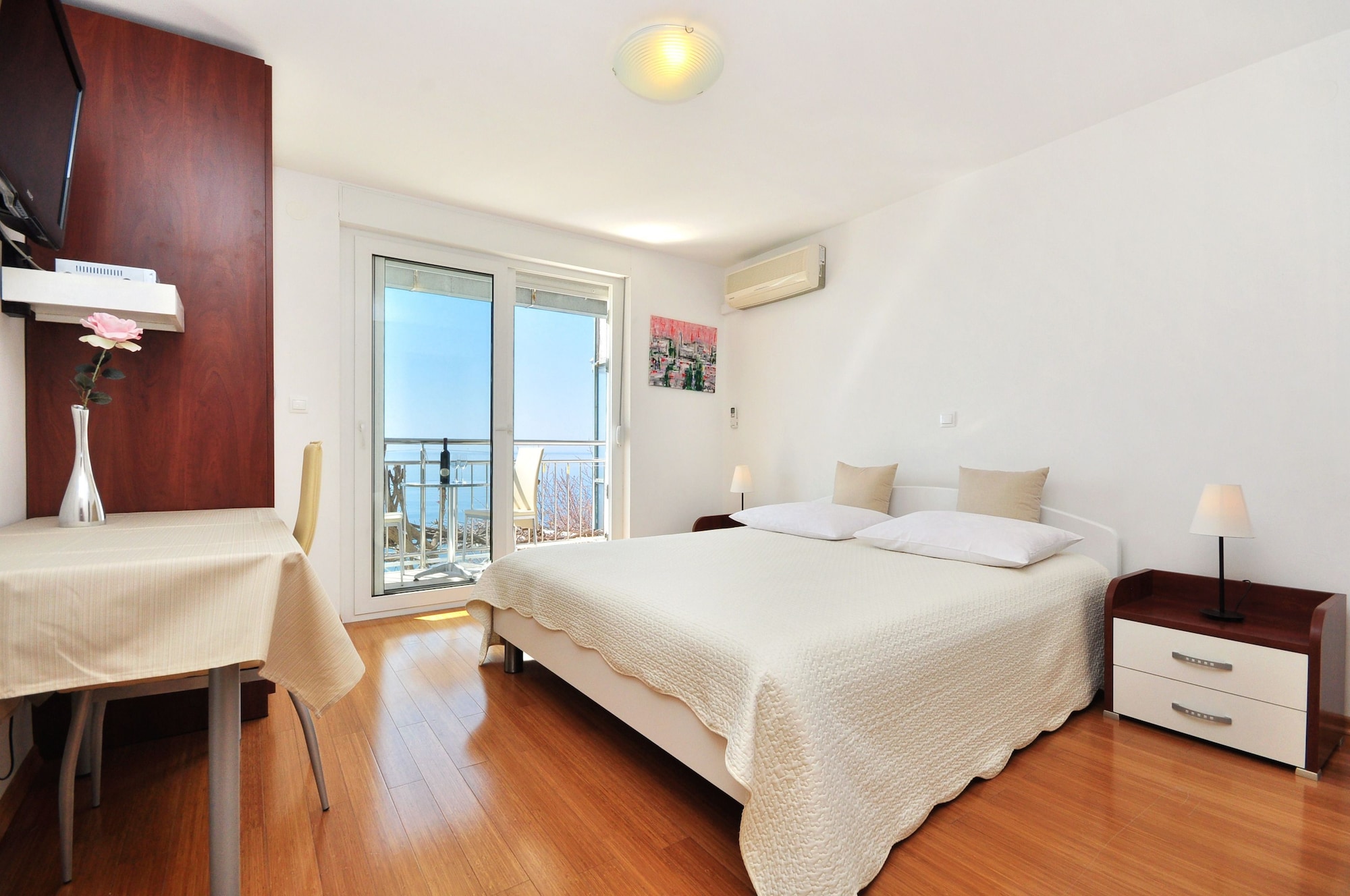 ROOM, DOUBLE BED