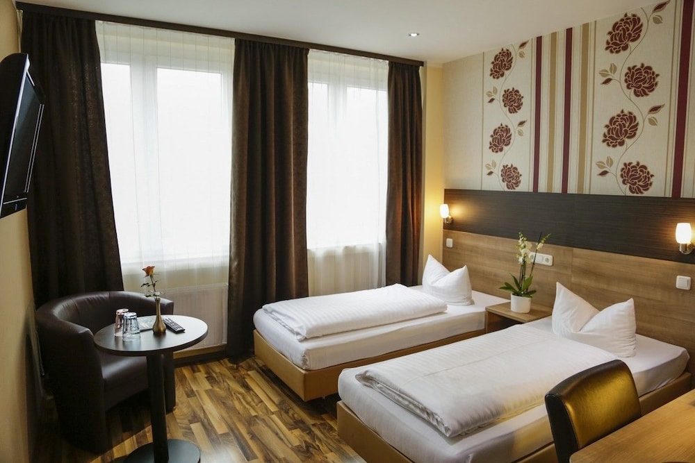 ROOM, DOUBLE OR TWIN BED