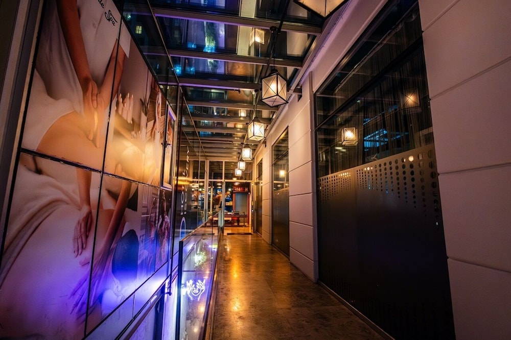 Discovery Hotel 64/69