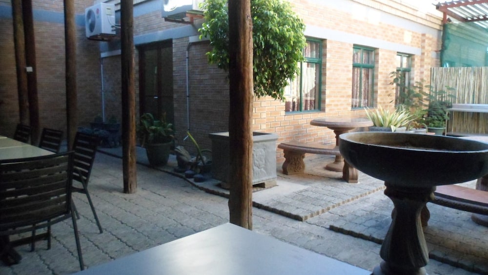 Airport Hotel Maun 10/20