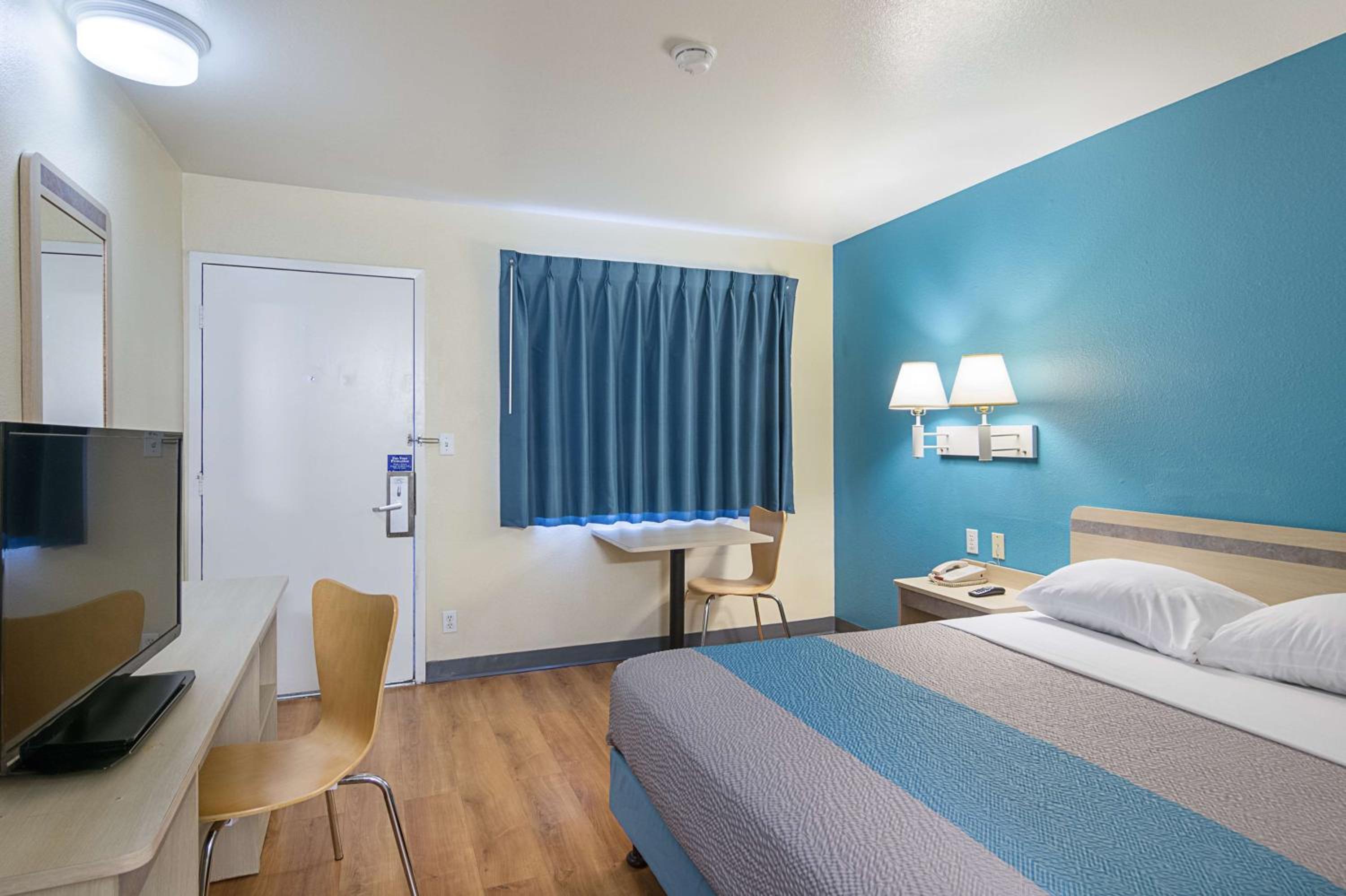 ROOM, QUEEN BED
