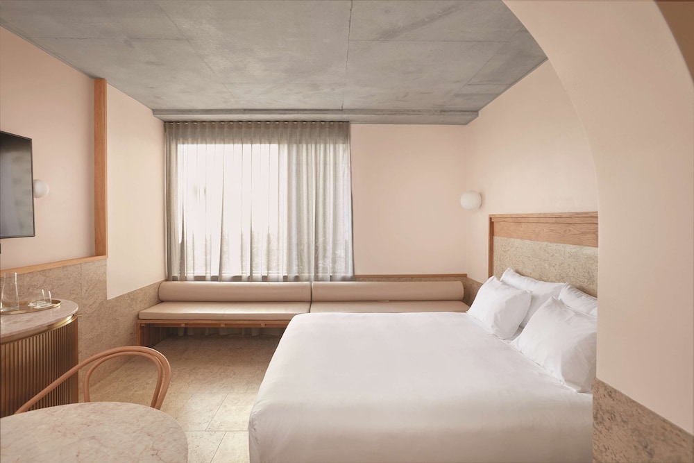ESSENTIAL, KING BED