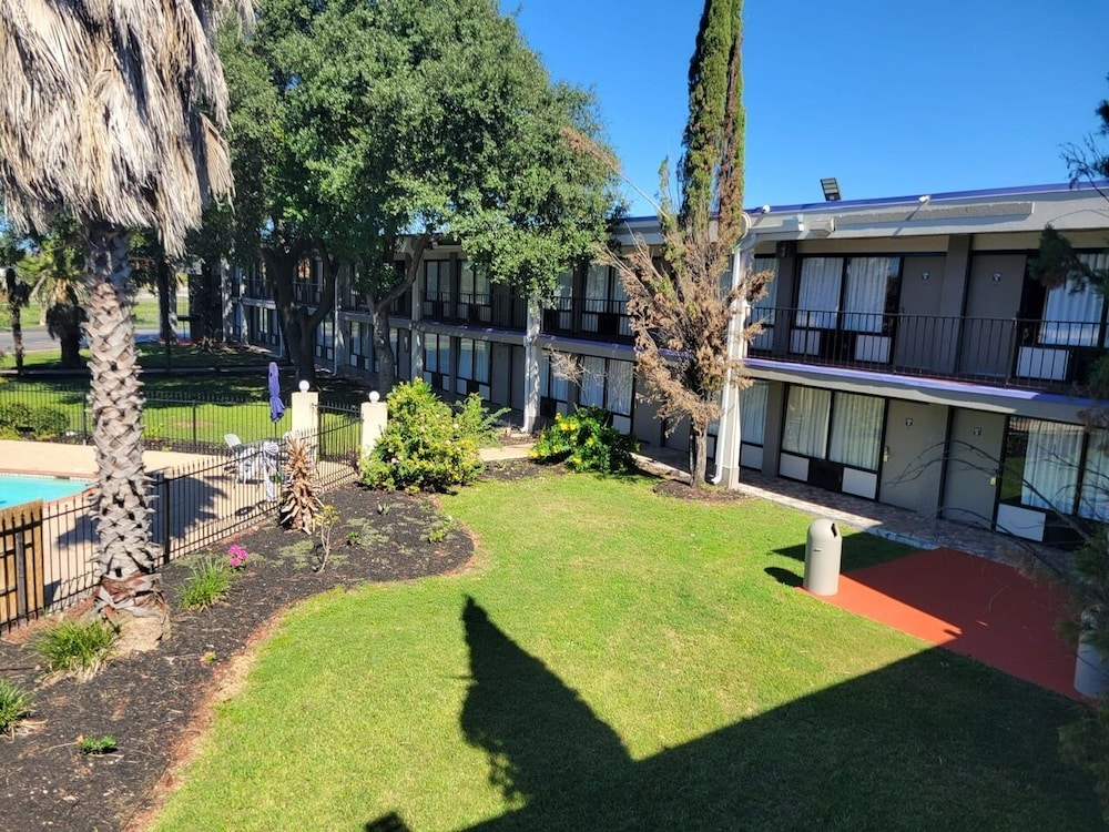 Knights Inn San Antonio near Frost Bank Center 7/35
