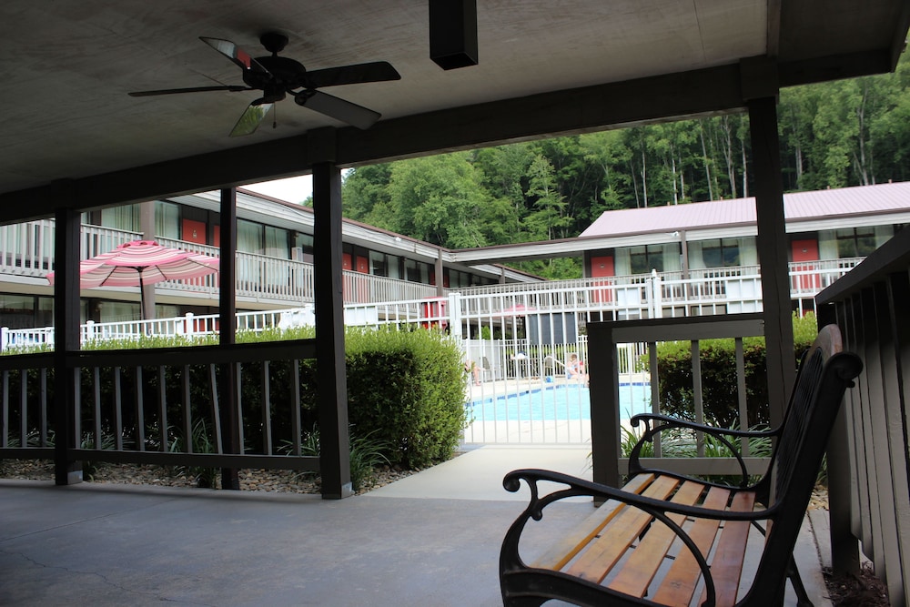 GREAT SMOKIES INN CHEROKEE 25/36
