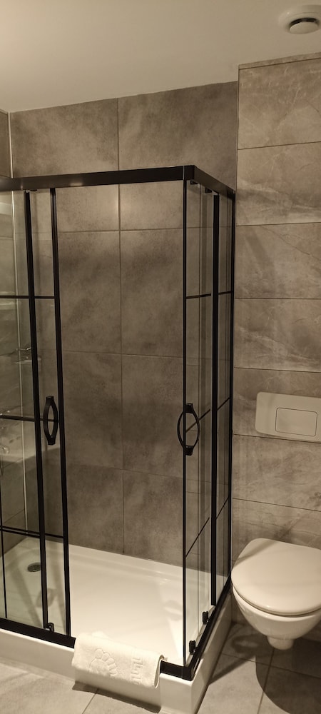 IRIS HOTEL 47/48