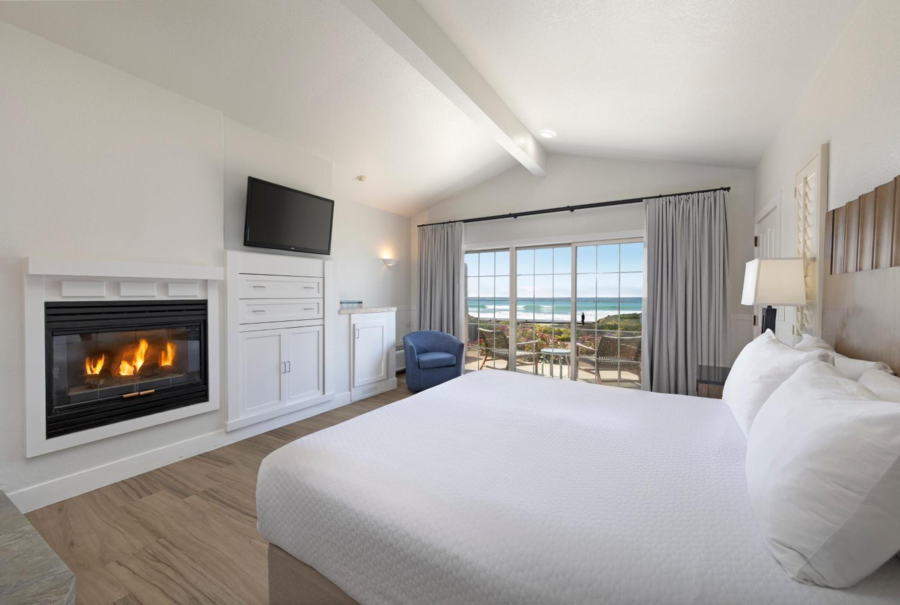 Suite, King Bed, Hot Tub, Cambria Landing Inn & Suites 2/4