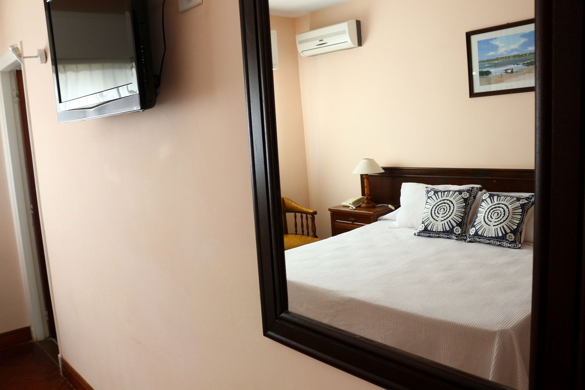 ROOM, DOUBLE BED